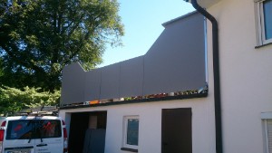 Sichtschutz aus Edelstahl-Rahmen mit Flüssigkunststoff auf bestehende Abdichtung abgedichtet